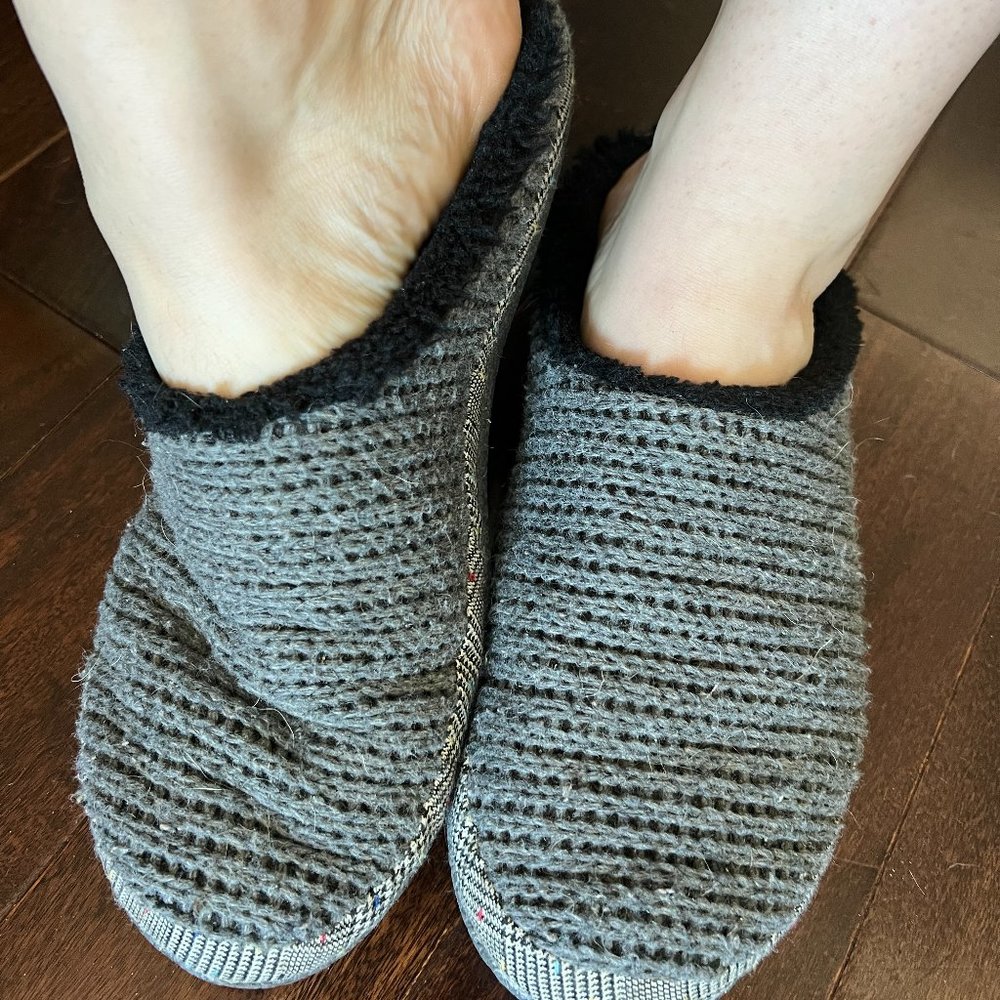 Womens Toms Fuzzy Slippers Sz 10